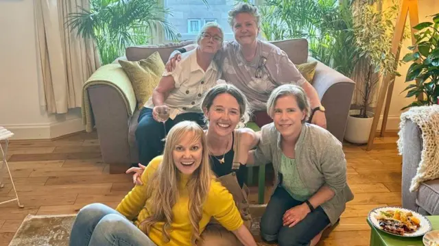 П'ять жінок, включаючи Люсі, в одному будинку.