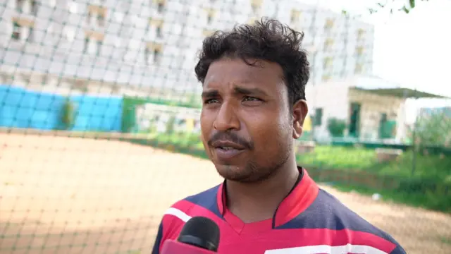 राधिका की टेनिस अकादमी में काम करने वाले तन्नू