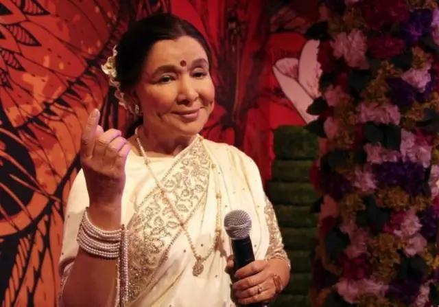 दिल्लीच्या मदाम तुसाद म्युझियममधील आशा भोसले यांचा पुतळा. 