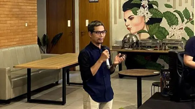 Sekretaris Umum Ikatan Keluarga Orang Hilang Indonesia (IKOHI) Zaenal Muttaqin saat konferensi pers di Jakarta Selatan, Rabu (07/08). 