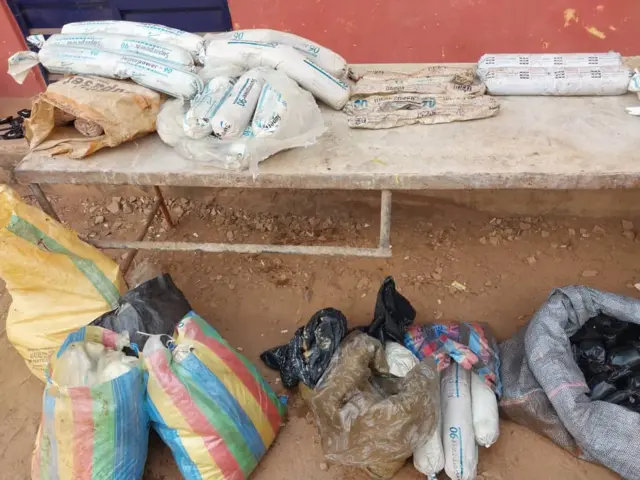 Ụfọdụ ihe ndị e ji arụ Ogbunigwe nke ndị uweojii nyochapụtara n'ogige ahụ.