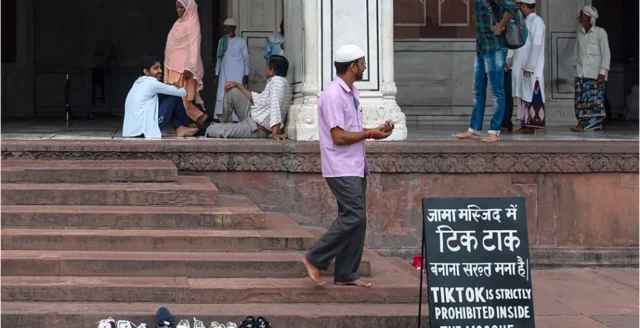 أشخاص يسيرون في الهند