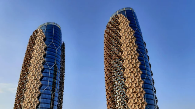 Di Al-Bahr towers for Abu Dhabi get kinetic jaali facade, wey dey inspired by di texture of human skin 