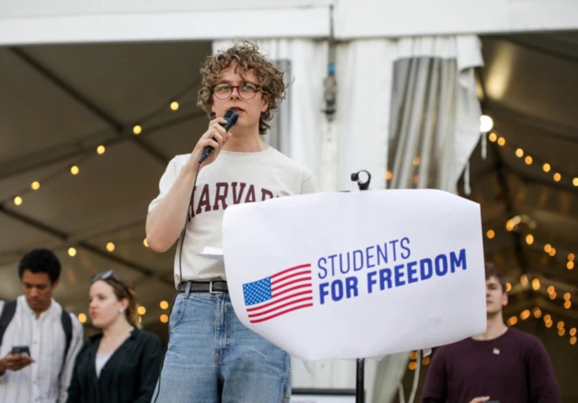 Protesta en Harvard a favor de la libertad de expresión.