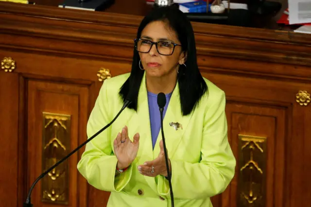 Venezuela'nın geçici devlet başkanı Delcy Rodriguez, Ulusal Meclis'te milletvekillerini alkışlıyor