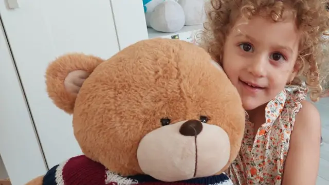 «قایق بزرگ گشت ساحلی ترکیه بار دیگر با سرعت دورمان چرخید. پره‌‌های موتورش با شدت آب را روی مسافران می‌ریخت و گردابی اطراف قایق ایجاد شده بود. جلوی قایق زیر آب رفت و خیلی‌ها داخل آب افتادند»