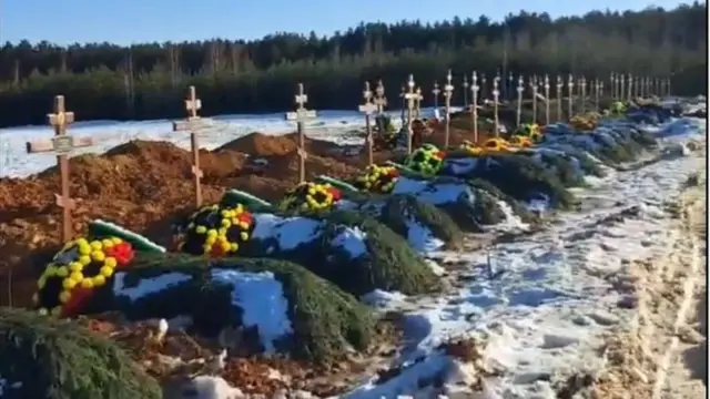 Орусиянын Свердлов облусуна караштуу Березовский шаарынын көрүстөнүнө жаңыдан коюлган сөөктөрдүн мүрзөлөрү. Ар бир көрүстөндө "Вагнер" жоочулар тобу колдонгон символдор бар гүлчамбарлар көбөйүүдө