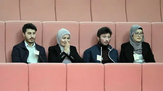 آغلې پیمان له خپلې مور، خور او دوه وروڼو سره ناسته ده.