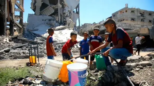 بچه ها در حال پر کردن دبه آب