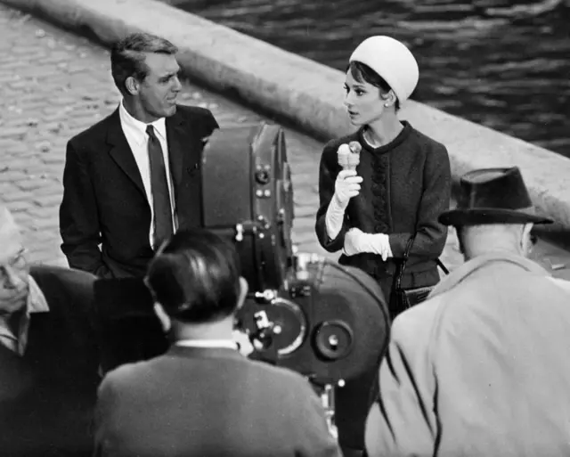 Cary Grant y Audrey Hepburn en el rodaje de "Charada".