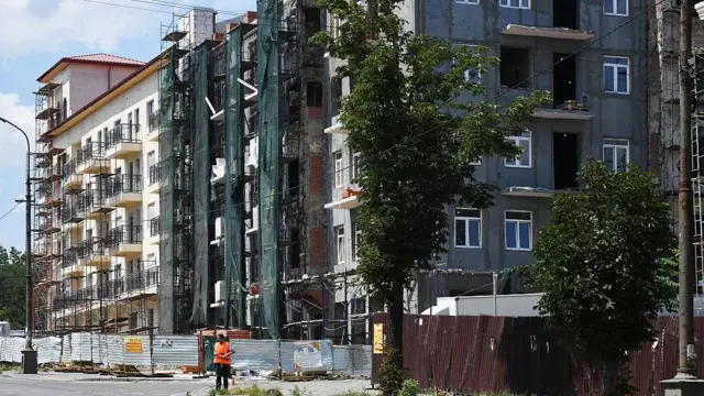 Відбудова зруйнованого будинку в Маріуполі