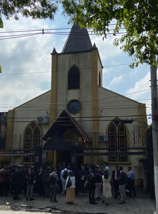 Fiéis reunidos após missa de domingo na calçada da Fraternidade Sacerdotal São Pio X