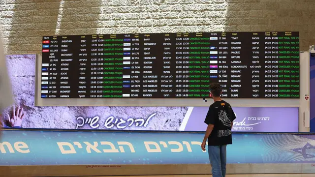 Israel menutup wilayah udaranya dan menangguhkan operasi penerbangan di Bandara Internasional Ben Gurion di Tel Aviv, Israel pada 13 Juni 2025. Menurut Channel 12 Israel, wilayah udara Israel ditutup sepenuhnya hingga pemberitahuan lebih lanjut karena serangan drone balasan dari Iran.
