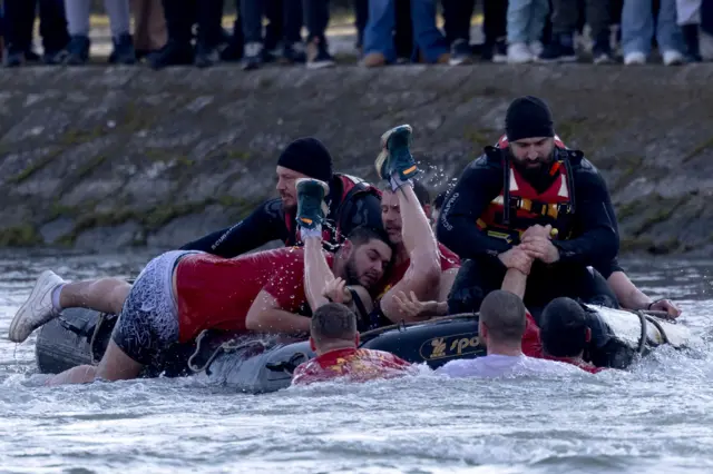 пливање за часни крст у македонији, богојављање у македонији