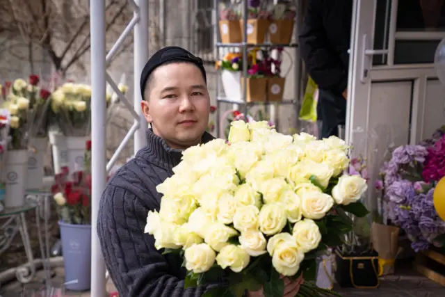 Акчасын аябаган март жигит ак розаны тандаган экен