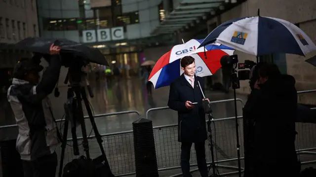 Репортер GB News у здания Би-би-си