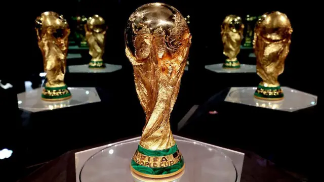 मैक्सिको के ज़ैपोपान में एकरॉन स्टेडियम में प्रदर्शन के लिए रखी गई वर्ल्ड कप ट्रॉफ़ी