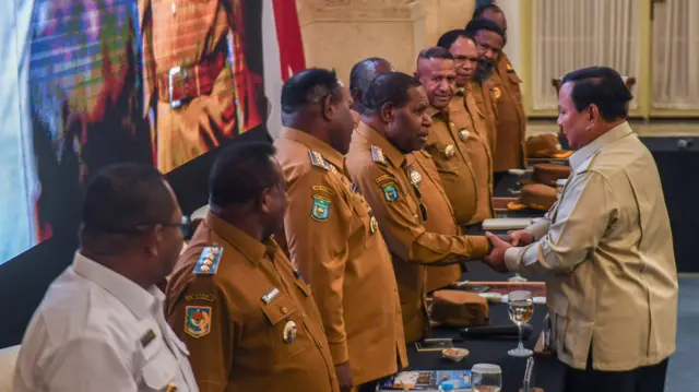 Prabowo dalam rapat percepatan pembangunan Papua di Istana Negara pada Selasa (16/12).