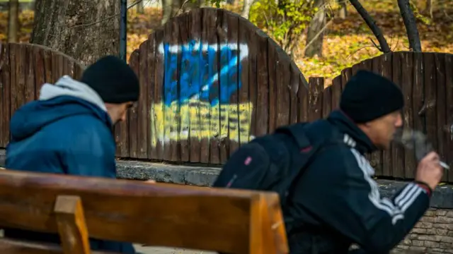 У парку Херсона під час окупації графіті із символом «Z», що висловлює підтримку російської окупації в Україні, замальовано зображенням українського прапора.