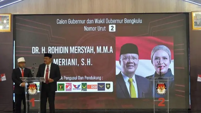 Pasangan calon Gubernur dan Wakil Gubernur Bengkulu nomor urut satu Helmi Hasan (kiri) dan Mian (kanan) sesaat akan mengikuti debat putaran ketiga di salah satu hotel di Kota Bengkulu, Kamis (21/11/2024).