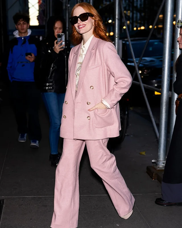 A atriz Jessica Chastain usa uma das roupas que ela vendeu no Vestiaire Collective com fins beneficentes