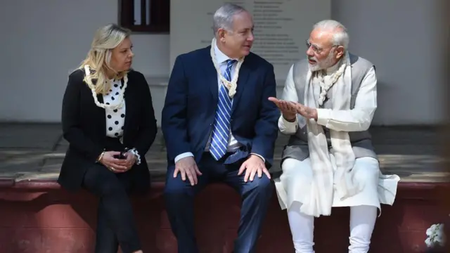 इस्रायलचे पंतप्रधान नेतन्याहू आणि त्यांच्या पत्नीसोबतच भारताचे पंतप्रधान नरेंद्र मोदी