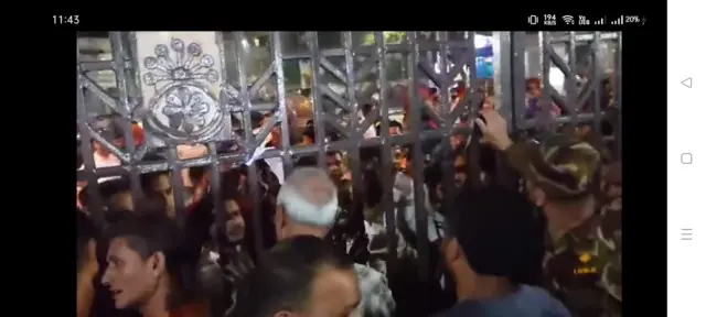 বিক্ষুব্ধদের সাথে আলাপ করছিলেন সৈয়দ জামিল আহমেদ