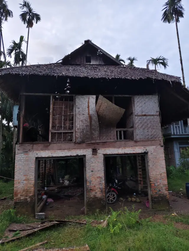 လက်နက်ကြီးရော၊ ဒရုန်းနဲ့ပါ ဗုံးကြဲခံရတဲ့အိမ်