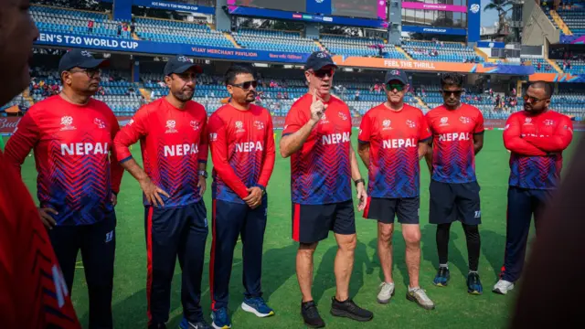 नेपाल क्रिकेट प्रशिक्षकसहितको टोली। 