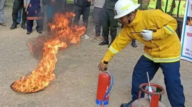 आगो निभाउने अभ्यास गर्दै अग्निनियन्त्रक
