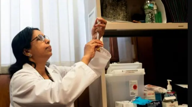 सरकारी आणि खाजगी दवाखान्यात दिल्या जाणाऱ्या लशीत फरक असल्याने साथ पसरते असं तज्ज्ञांना वाटतं