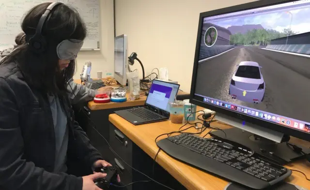 Un voluntario probando la tecnología del profesor Smith