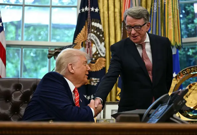 Donald Trump le estrecha la mano a Peter Mandelson, embajador de Reino Unido en EE.UU., en la oficina oval.