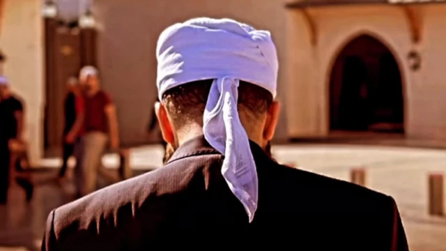 Menzil cemaatinin bir mensubunun fotoğrafı. Arkadan görüntülenen kişinin balında bir sarık bulunuyor. 