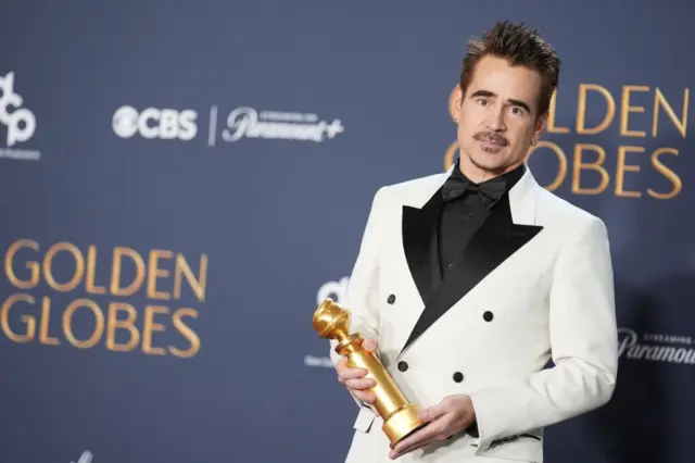 Colin Farrel con su premio en los Globos de Oro 2025.