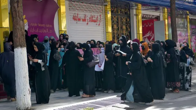 طالبان در تازه ترین دستور تبعیضآمیز خود علیه زنان دستور بسته شدن تمامی آرایشگاههای زنانه را صادر کرده است.