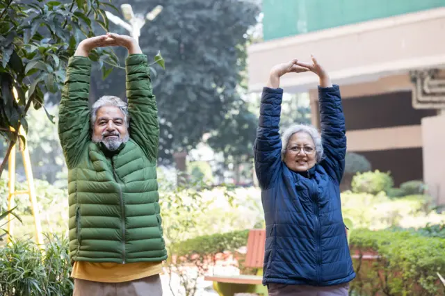 व्यायाम करते दो वरिष्ठ लोग