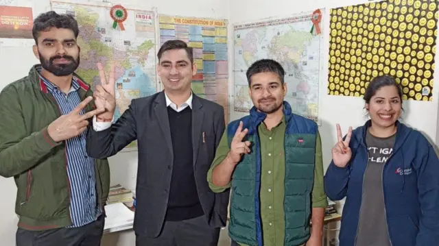 అమిత్ చౌదరి, ఆయన స్నేహితులు