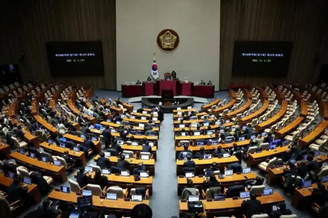 定数300の韓国国会で、4日未明に集まった与野党議員190人全員が非常戒厳の解除要求に賛成した。議員たちは議決後も政府による議会解散強行を警戒し、議席にとどまっていた