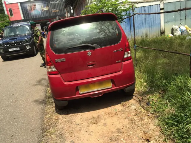 වෙඩික්කරුවන් පැමිණි බව කියන මෝටර් රථය කරන්දෙණිය එගොඩවිල ප්‍රදේශයේ දමාගොස් තිබියදී සොයාගෙන තිබේ.