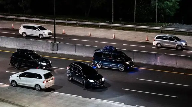 Foto udara sejumlah kendaraan pemudik melintas menuju Gerbang Tol Cikampek Utama di Karawang, Jawa Barat, Jumat (5/4/2024). 