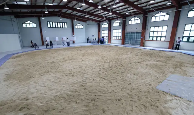 3일 경기 성남시 중원구 성남종합운동장 실내씨름장에 마련된 성남동제2투표소에서 유권자들이 투표를 하고 있다