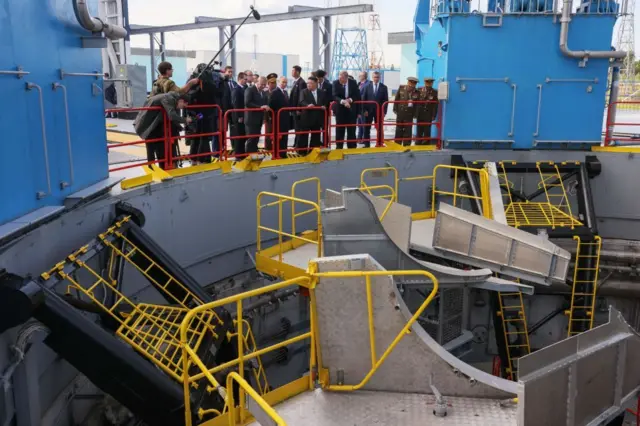 ဒုံးပျံလွှတ်တင်စင်ကို လိုက်ပြ 