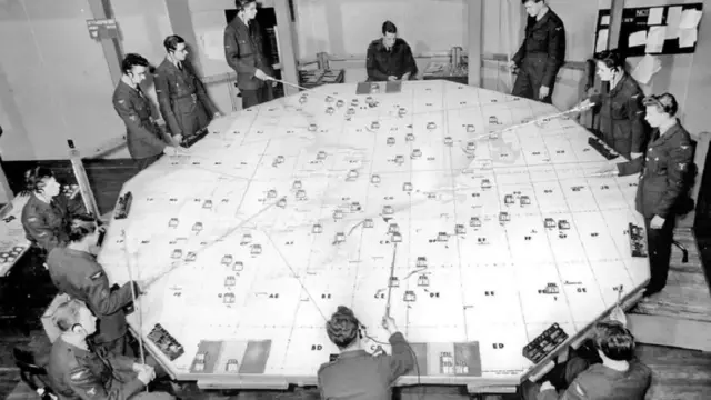 Meja bundar di tengah ruang operasi utama