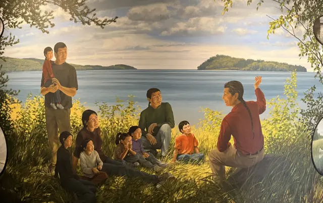 Zanen tarihin yadda al'ummar Ojibwe suke rayuwa kusa da tafkin Gichigame, wanda ke ajiye a gidan tarihi na gandun dajin Grand Portage a kan iyaka da ƙasar Canada