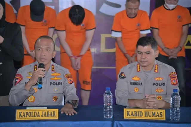 Kapolda Jawa Barat Irjen Rudi Setiawan dan Kabid Humas Polda Jawa Barat Kombes Pol Hendra Rochmawan.