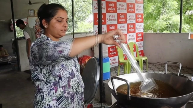 સુરત સમોસાનો વેપાર, પિપળિયા દંપતી, વિધી સમોસા, બીબીસી ગુજરાતી વિશાખા અને રાજેન્દ્ર પિપળિયા 