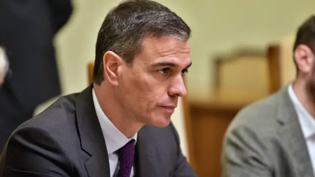 España: el presidente del gobierno, Pedro Sánchez, anuncia que no dimitirá tras las acusaciones contra su esposa - BBC News Mundo