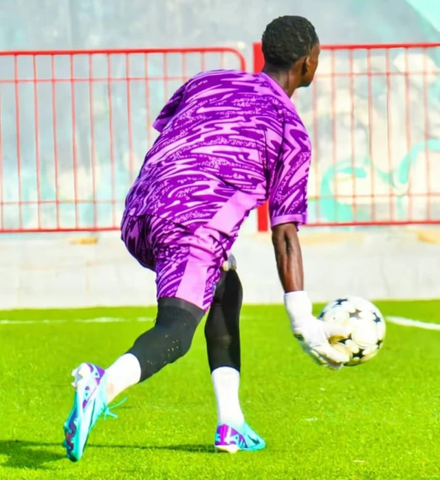 Le jeune gardien de but Cheikh Touré, de dos, en prestation dans son club, à Dakar.