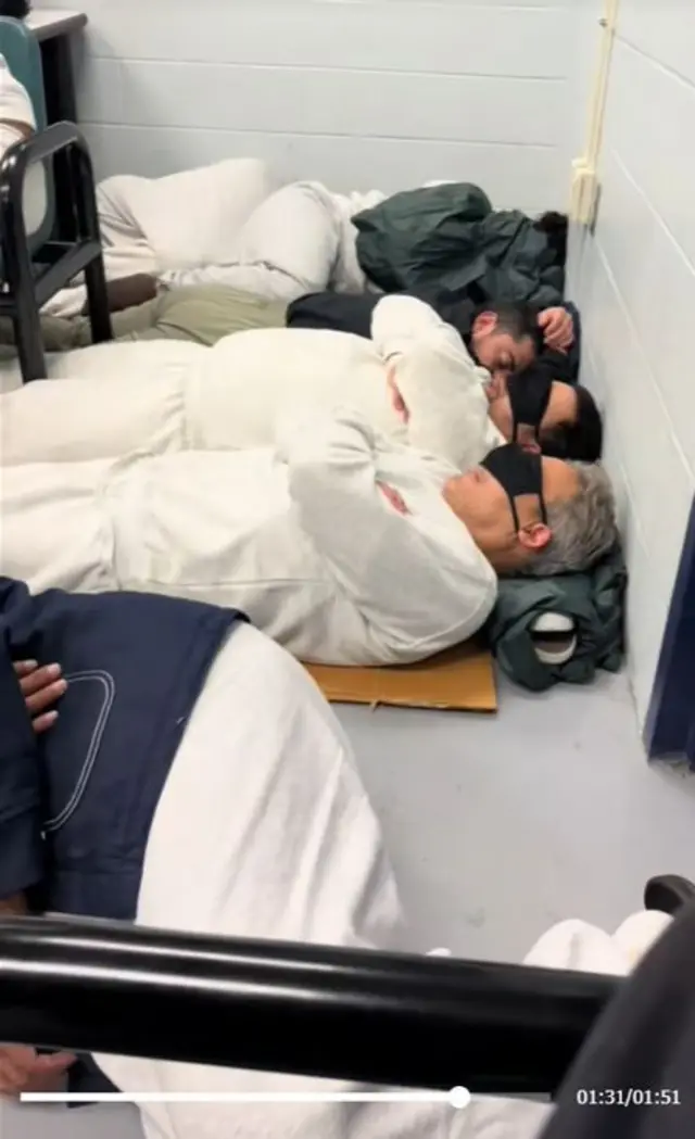 Varios hombres durmiendo en el suelo en Krome